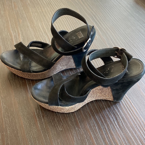 UGG ladies platform shoes in size 8. Suede with wraparound ankle straps. - Picture 5 of 12